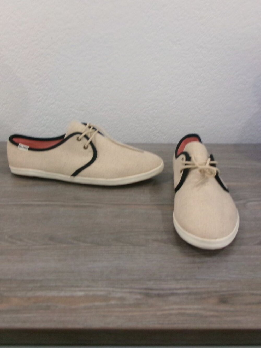 New SOLUDOS Derby Canvas Tan and Black Sneakers Gym Shoes 10 NWOT